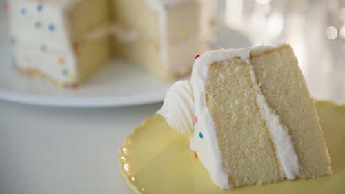 This cake cutting hack is equal parts ingenious and chaotic