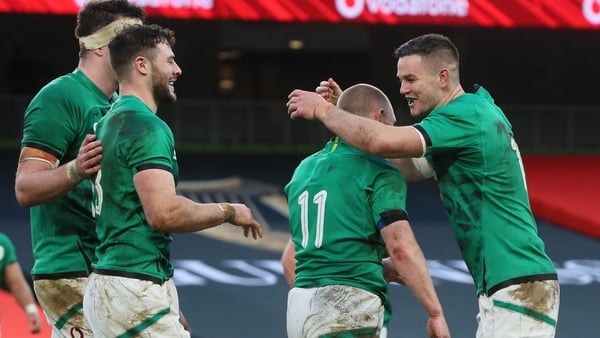 Jonathan Sexton (R) congratulates Ireland's wing Keith Earls after he scored a try