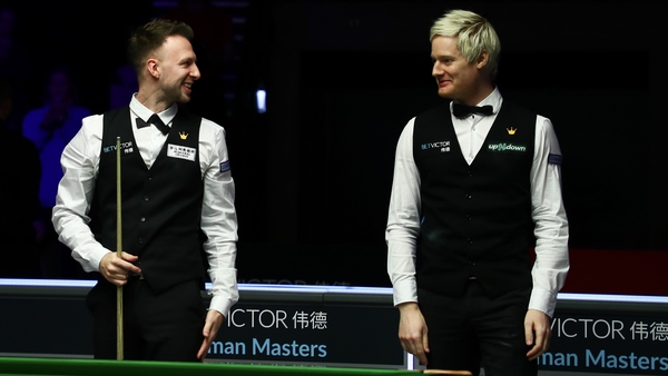 Judd Trump (L) chats with Neil Robertson