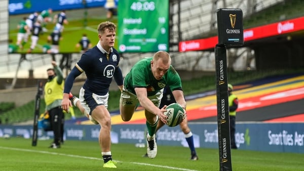 Keith Earls scoring his second try in Ireland's 31-16 win over Scotland