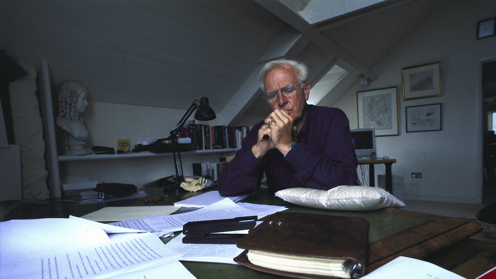 Tributes paid to John le Carré who has died aged 89