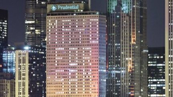 'Mayo for Sam' has been displayed on the Prudential Building by the city's Federation of Labor