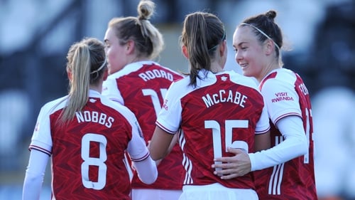 Caitlin Foord (1r) of Arsenal celebrates with Katie McCabe