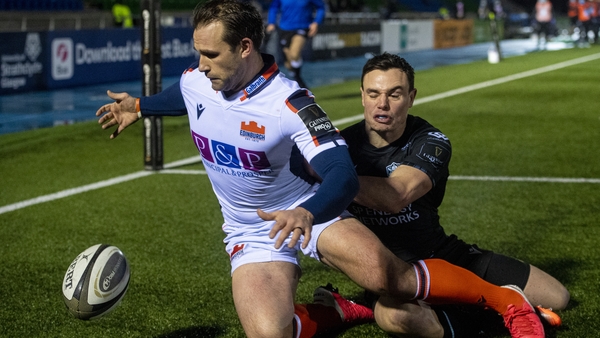 Edinburgh's Nic Groom competes with Glasgow's Lee Jones in the in-goal