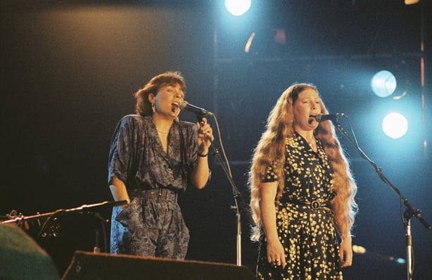 Mary Black and Dolores Keane performing with Dé Dannan at the National Stadium in Dublin (1985)