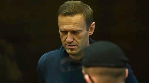Gearradh téarma príosúnachta ar Alexei Navalny an mhí seo caite.
