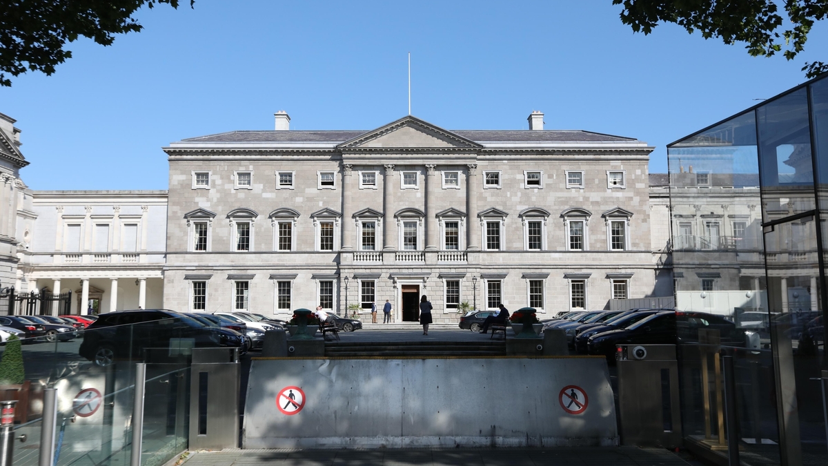 Tús Áite: Polaitíocht an Lae Tús Áite: Polaitíocht an Lae