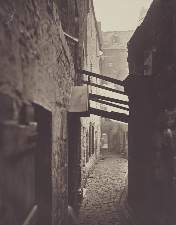 Glasgow slum in 1860s