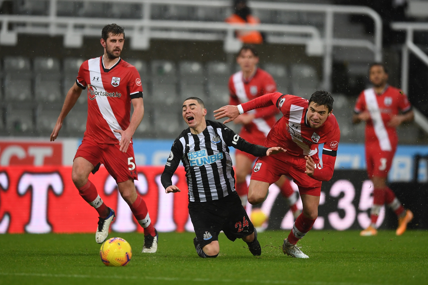Hendrick sees red but Newcastle edge Southampton