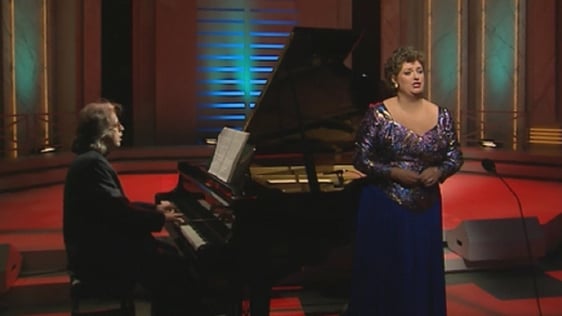 Sporano Cara O'Sullivan accompanied by Frank McNamara on The Late Late Show (1996)
