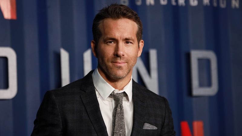 Ryan Reynolds Rob Mcelhenney Buy Soccer Team In Wales 