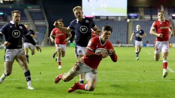 Louis Rees-Zammit scores Wales decisive fourth try
