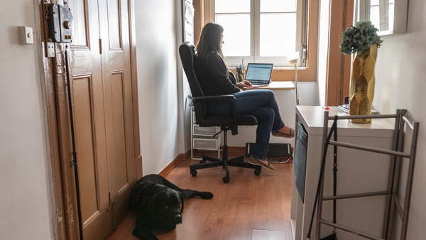 Under a new decree, the Portuguese government can impose limits to decibel levels within residential buildings during the working day, so as not to disturb remote workers