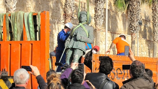 A crane removes the statue of Francisco Franco in Melilla