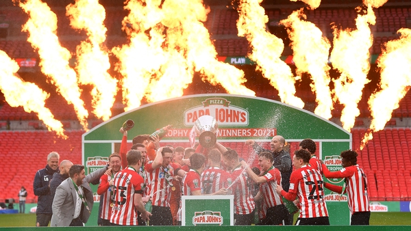 Sunderland celebrate with the Papa John's Trophy