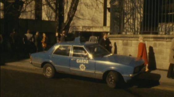 Garda car parked at pedestrian entrance to Trinity College, Nassau Street, Dublin (1981)