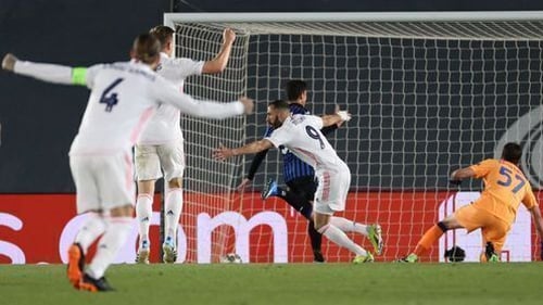 Real Madrid players celebrate Karim Benzema's goal