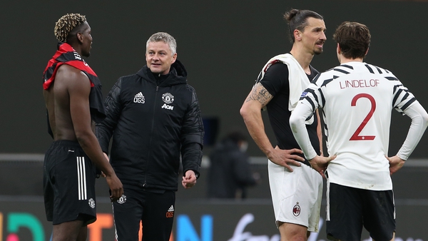 Paul Pogba (L) speaks Ole Gunnar Solskjaer (2nd from L) and Victor Lindelof (R) chats with Milan's Zlatan Ibrahimovic