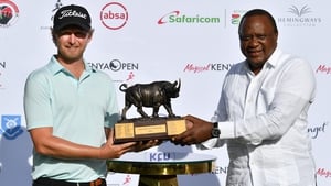 Justin Harding and Uhuru Kenyatta, President of the Republic of Kenya pose with the trophy