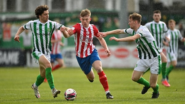 Edmond O'Dwyer of Treaty United looks to burst past Richie O'Farrell (L) and Andrew Quinn
