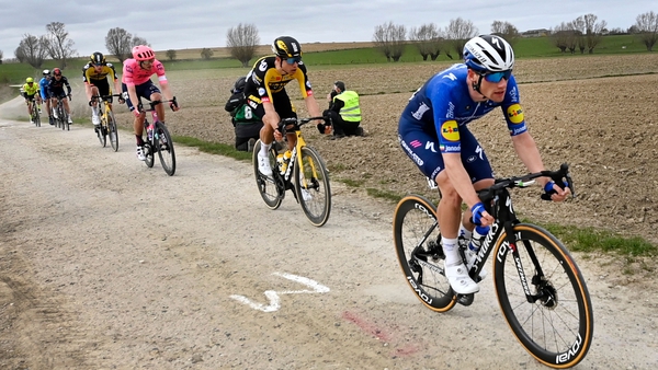 Sam Bennett (R) ahead of Wout Van Aert