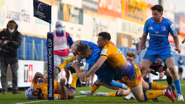Jordan Larmour grounds the ball for Leinster's third try despite the tackle of Joe Simmonds