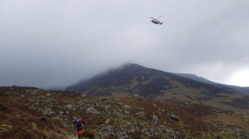 Cuardach ar bun ar bhean i Sléibhte an Chomaraigh