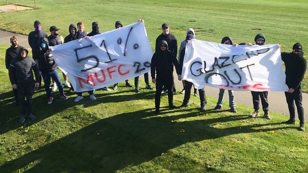 Manchester United fans protest at Carrington (picture courtesy of @RedIssue twitter)