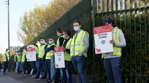 Members of the Independent Workers Union on the picket line this morning (Pic: RollingNews.ie)