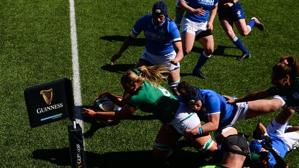 Dorothy Wall scoring the first try against Italy