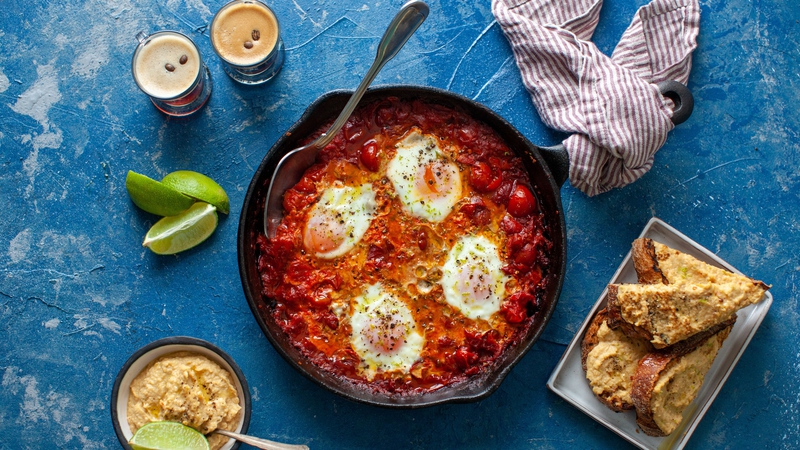 'Shakshuka' with spiced hummus toast: Cook-In