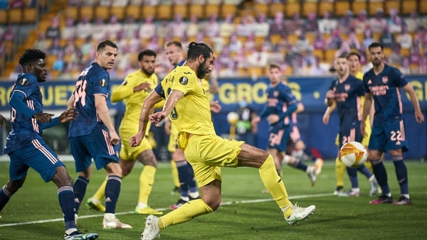 Raul Albiol scores Villarreal's second goal against Arsenal
