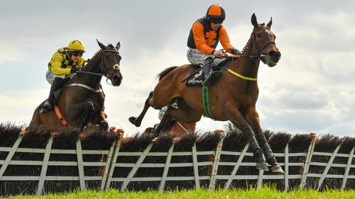 Jeff Kidder jumps the last at Punchestown