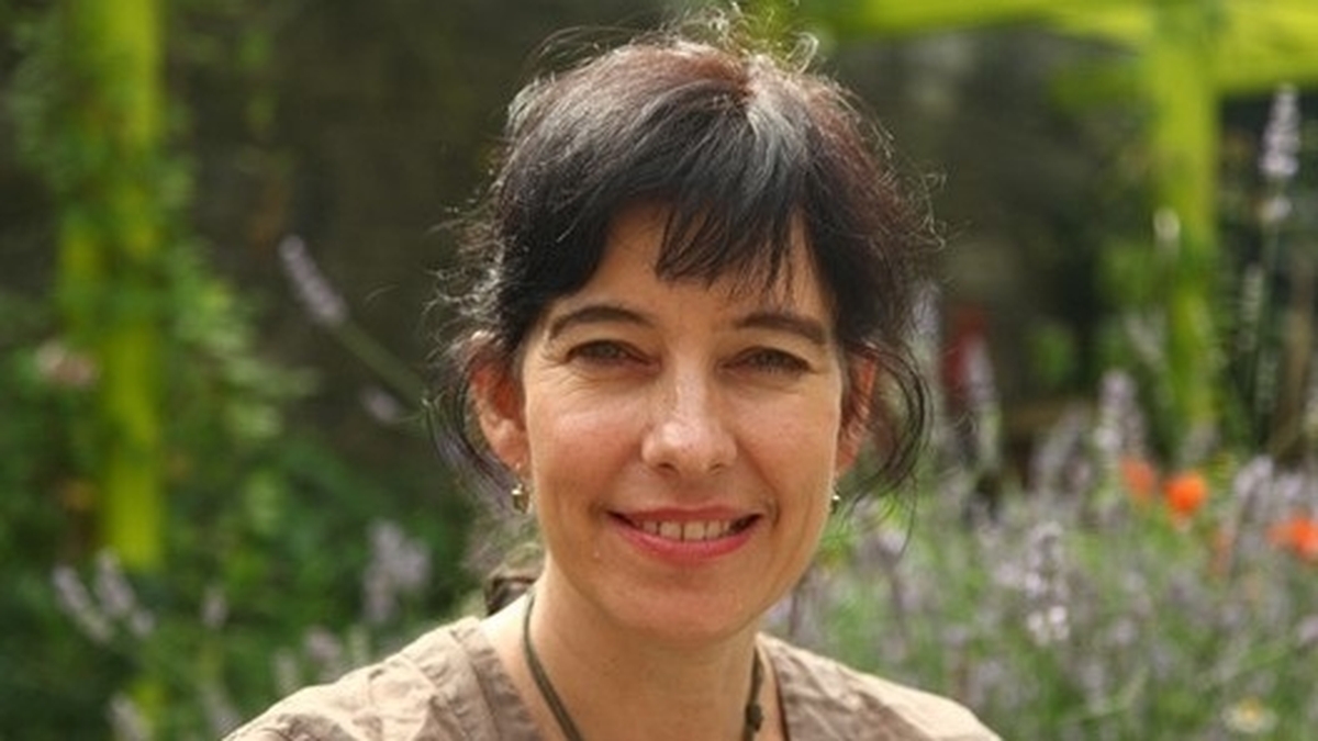 Déshúiligh / Binoculars, a poem by Catherine Foley Déshúiligh / Binoculars, a poem by Catherine Foley