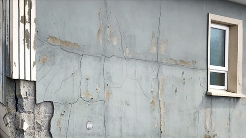 Damage to an exterior wall of a home due to the presence of mica