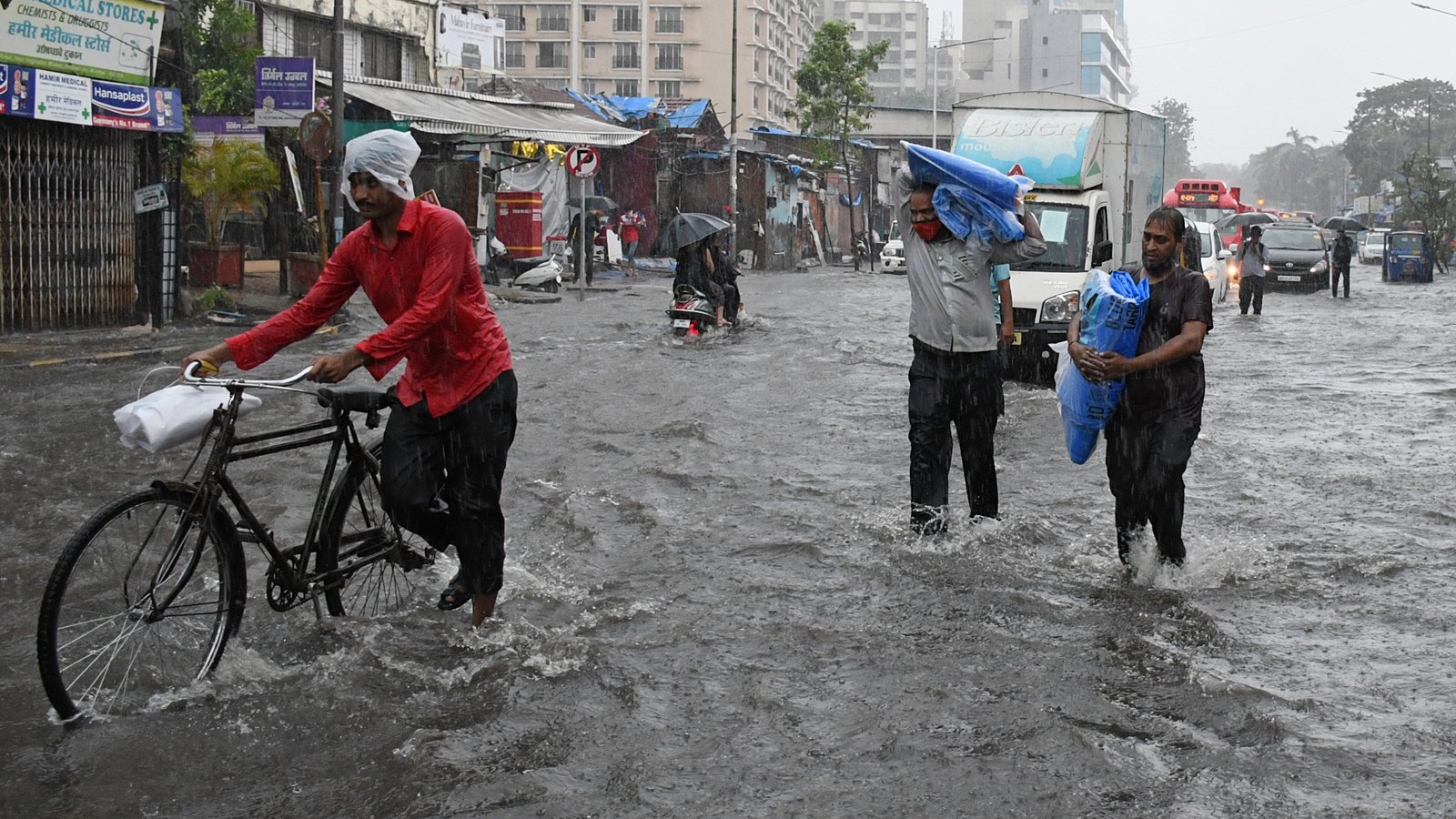 Hurricane makes landfall in Covid-stricken India