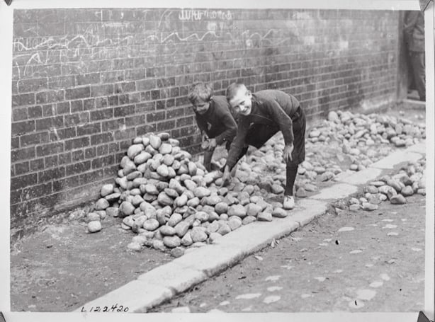 Children gathering stones, Belfast 1920