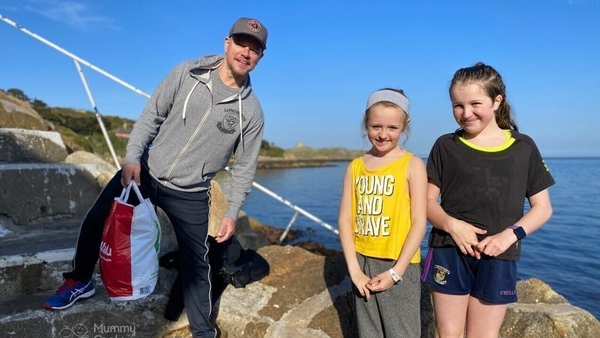 Matt Damon in Dalkey in May of last year with Jessica Berry (10) and Ashleigh Berry (12). Image: @mummycooks