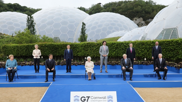Queen Elizabeth II poses with G7 leaders