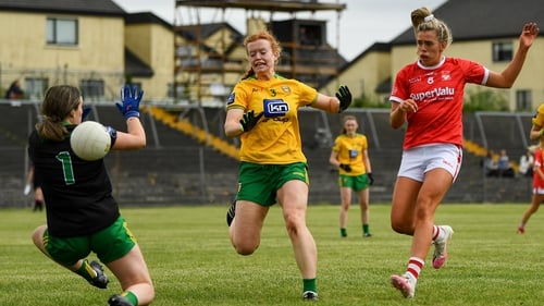 Máire O'Callaghan shoots to score Cork's's third goal past Aoife McColgan of Donegal