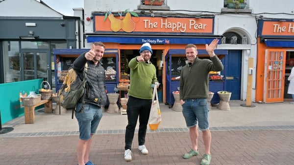 On the next stop of his adventure, Randy meets the Flynn twins from the Happy Pear...