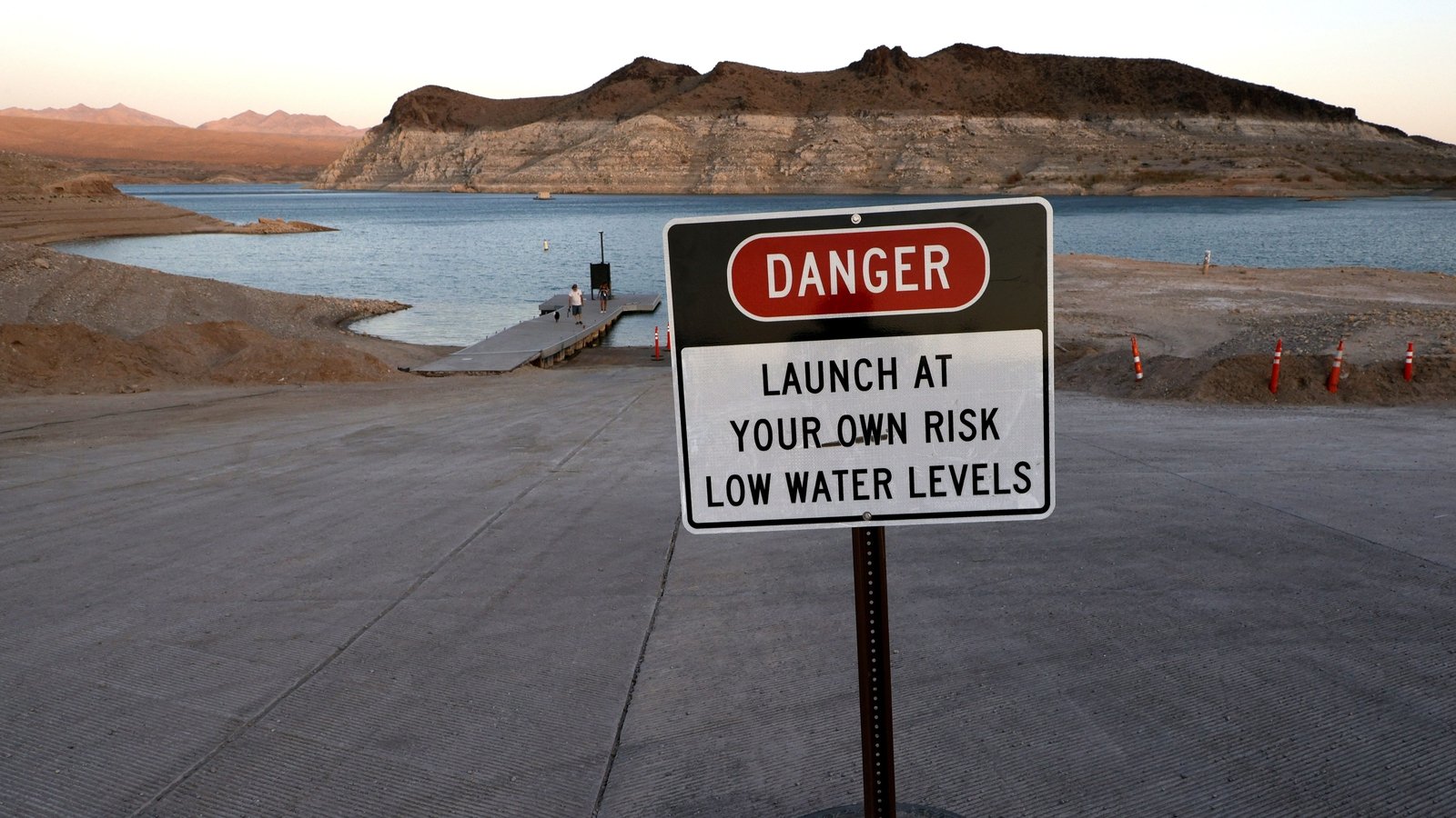 Hoover Dam's Lake Mead at historic low water level - RTE.ie