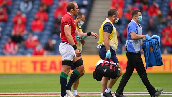Alun Wyn Jones leaving the field after picking up an injury against Japan