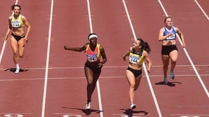 Phil Healy (R) dips for the line to win the women's 200m ahead of Rhasidat Adeleke