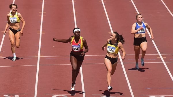 Phil Healy (R) dips for the line to win the women's 200m ahead of Rhasidat Adeleke