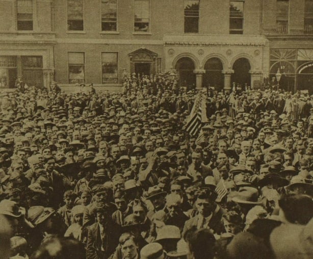 The American flag being waved in the crowd outside the Mansion House in Dublin Photo: Illustrated London News, 9 July 1921