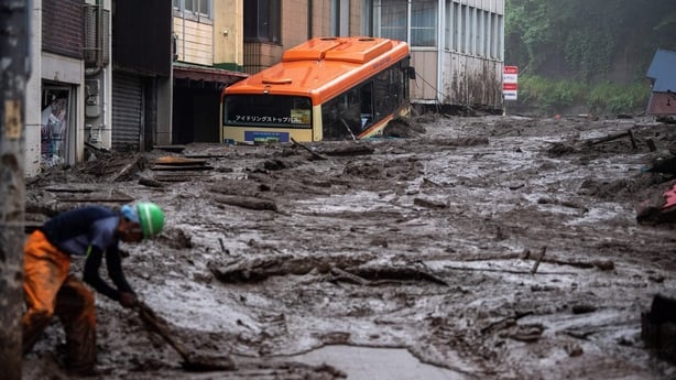 Búsqueda de supervivientes en una ciudad japonesa devastada por un deslizamiento de tierra