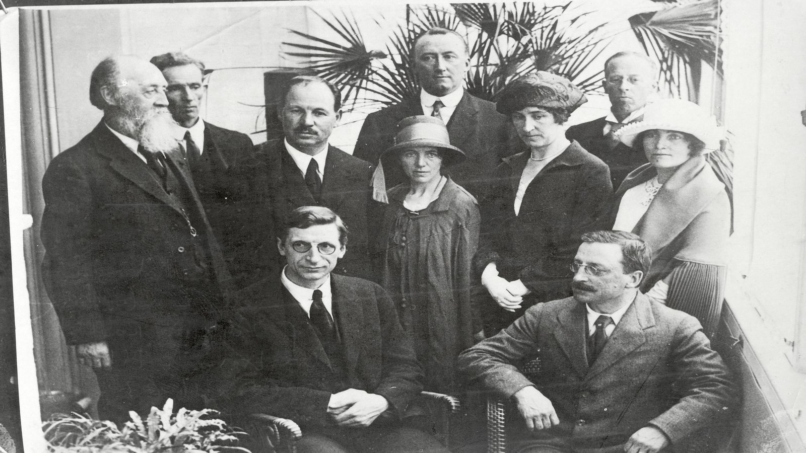 Image - Eamon de Valera, Arthur Griffith and the delegation in London for the first talks with Prime Minister David Lloyd George, just a few days after the declaration of the Truce. (Credit: National Library of Ireland)