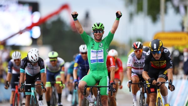 Cavendish holds the green jersey