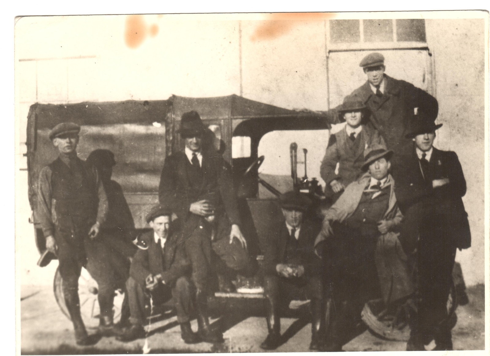 Image - Some in the training camps liked to present a raffish, tough-guy image to the world. (Credit: Courtesy of Kilmainham Gaol Museum KMGLM.19PO-3N22-22)